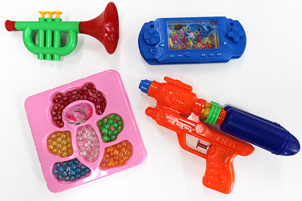 有娃娃家玩具、玩具武器，還有更多種類的商品可供選擇，這些玩具區給孩子們帶來了純真無邪的快樂。